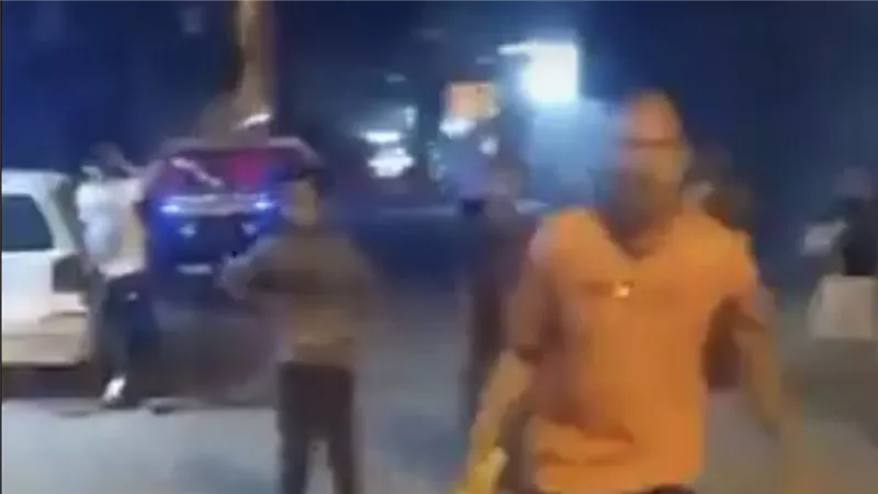 «ضربهم بالعصاية قدام الناس».. فيديو صادم لاعتداء رجل على سيدتين في الشارع