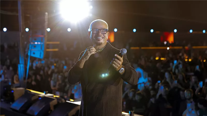 عمرو دياب يتألق بحفله في سفح الأهرامات وسط حضور ضخم |صور
