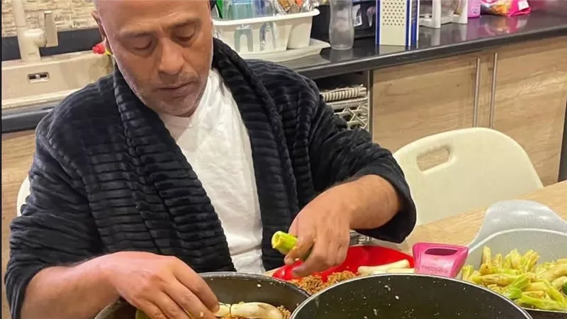 «مساعدة مراتي مش عيب».. الفنان محمود عبد المغني يوجه رسالة للرجال من قلب المطبخ