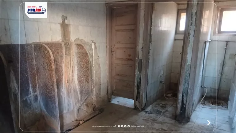 «800 طالب في خطر الإهمال».. شروخ وحمامات بلا أبواب داخل مدرسة بالمنيا|صور