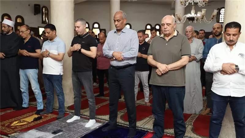  محافظ كفر الشيخ ونائبه يؤديان صلاة الجمعة بمسجد المحافظة | صور