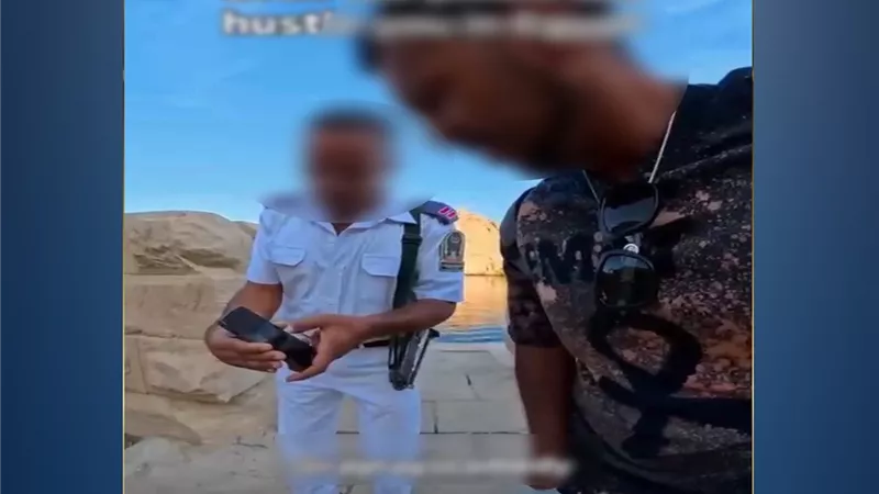 إنهاء خدمة فرد شرطة بأسوان بعد واقعة تعامله مع سائح