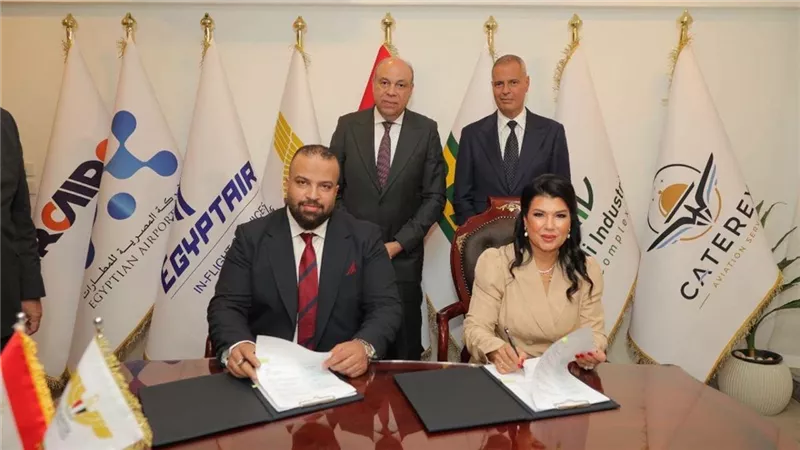 وزيرالطيران المدني يوقع شراكات استراتيجية بين«مصر للطيران وشركات وطنية للتطوير