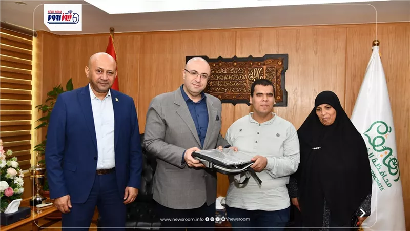 ​محافظ الفيوم يسلم الأول على المحافظة بالثانوية الأزهرية 