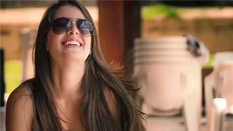 لماذا نضحك وقت الخوف والحزن؟.. السر وراء الضحك العصبي