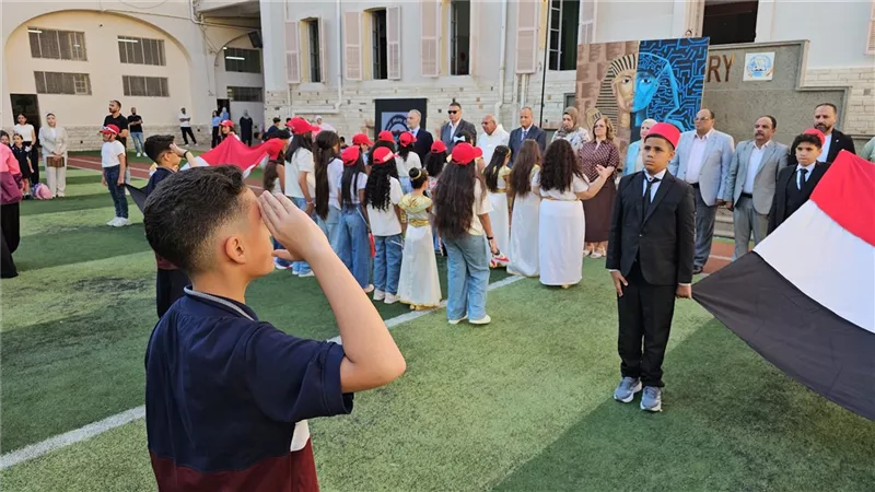 وكيل وزارة التعليم ببورسعيديشارك طلاب المدارس طابور الصباح في أول أيام الدراسة