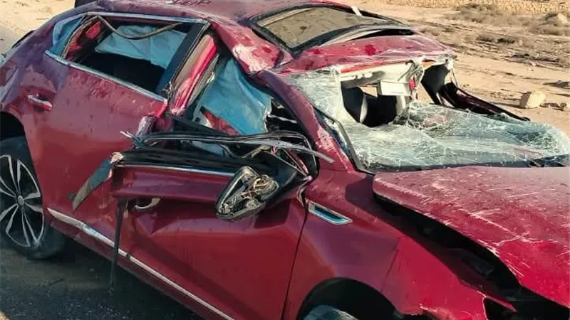 مصرع سيدة ونجلتها وحفيدها وإصابة 3 آخرين في انقلاب سيارة بطريق السويس القاهرة