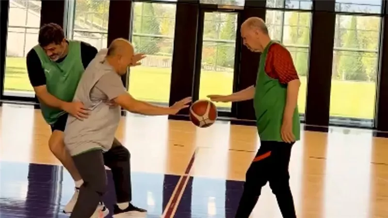 أردوغان يعود إلى ملاعب كرة السلة بمشاركة مسؤولين وحفيده (فيديو)