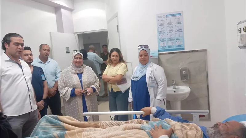 وكيل تعليم السويس تطمئن على معلم أصيب أثناء تجهيز مدرسة السادات الصناعية