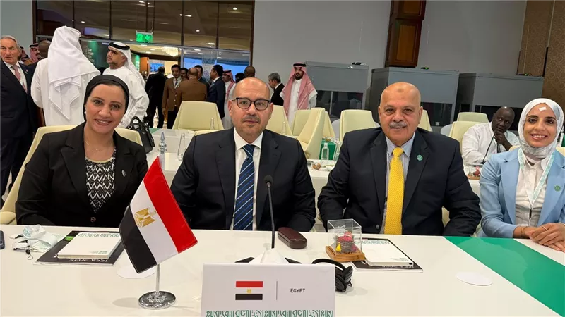 بدعم 