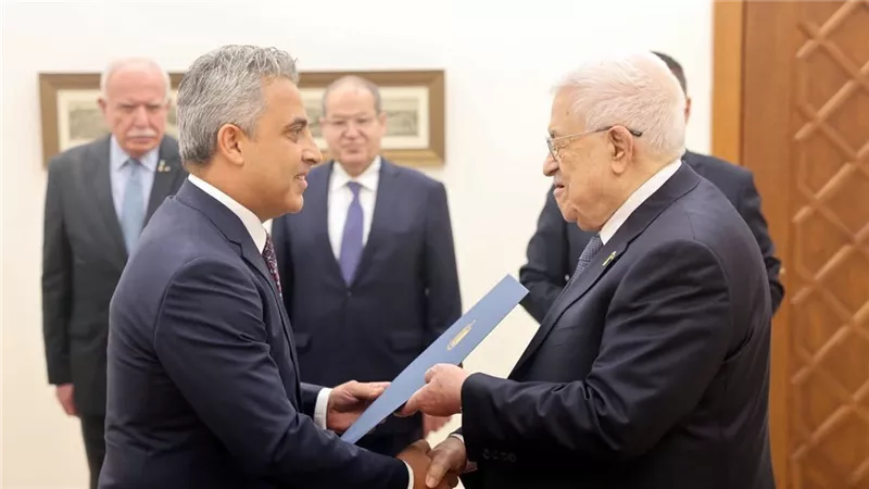 السفير المصري بفلسطين يقدم أوراق اعتماده للرئيس محمود عباس