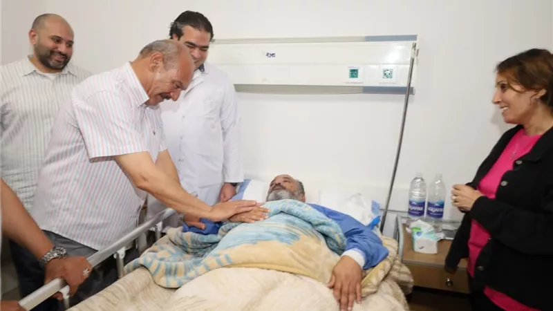 محافظ السويس يطمئن على حالة المعلم ناصر نظير بالمجمع الطبي بعد إصابته 