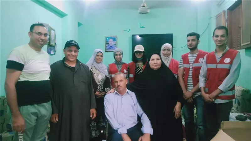 الهلال الأحمر المصري بالمنوفية يستجيب لمناشدة موظف من ذوي الهمم ويسلمه كرسيًا 