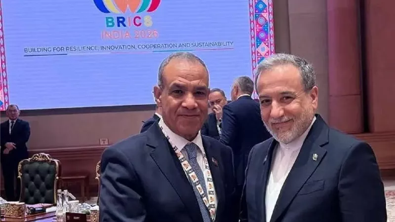 وزير الخارجية يلتقي نظيره الإيراني عباس عراقجي على هامش قمة 