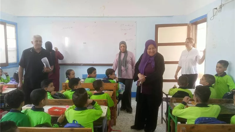 وكيل التعليم بالسويس تتابع انتظام الدراسة في اليوم الأول للعام الدراسي الجديد