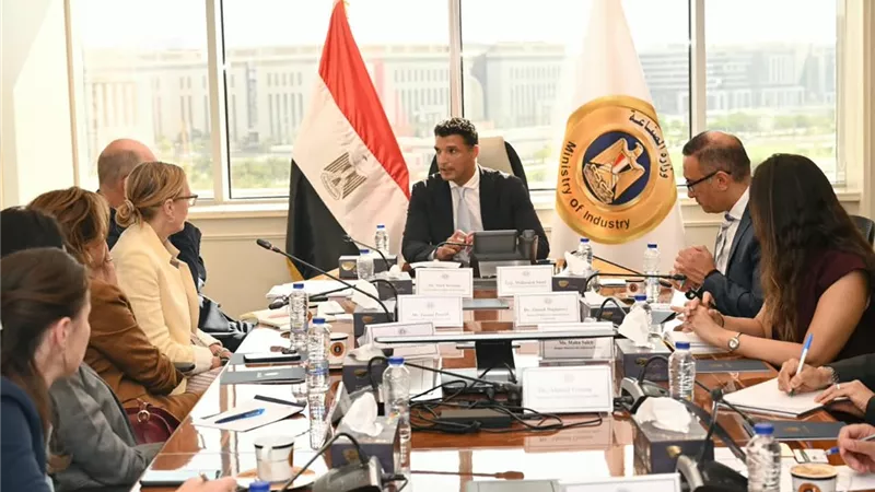 وزير الصناعة يبحث مع البنك الأوروبي تمويل مشروعات الصناعة والطاقة المتجددة