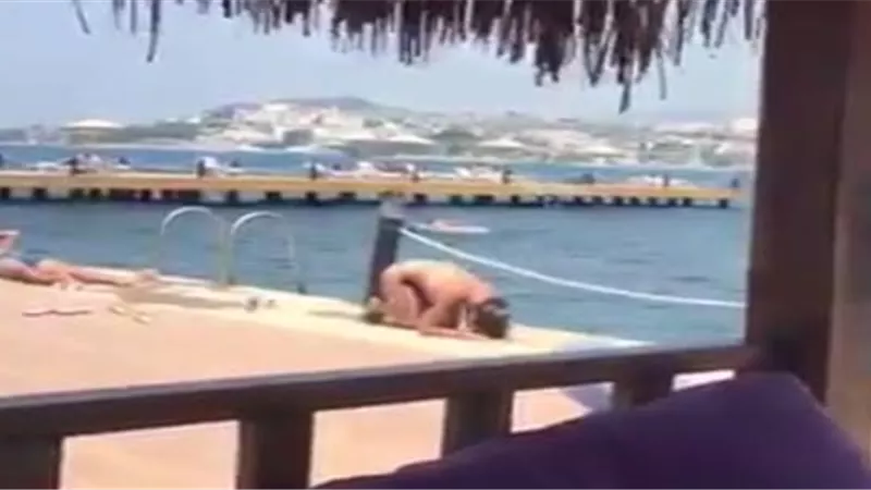 شاهد بالفيديو.. سائحة تصلي بالبكيني على شاطئ بودروم في تركيا