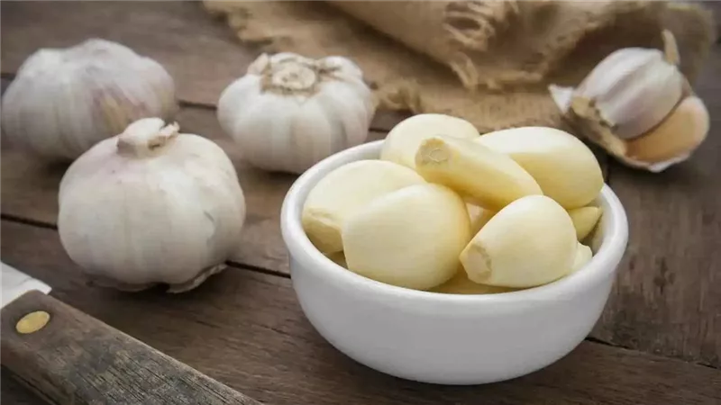 7 فوائد لشرب ماء الثوم صباحا.. من دعم المناعة إلى تنظيم السكر