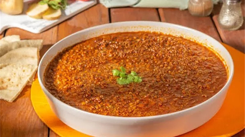 طريقة عمل العدس بجبة.. وجبة دافئة غنية بالبروتين والألياف