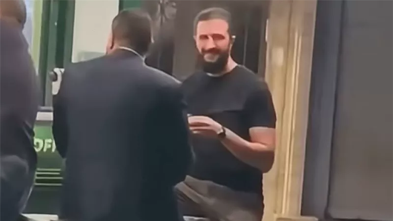 بملابس غير رسمية.. الرئيس السوري يشرب القهوة من كشك صغير وسط حمص