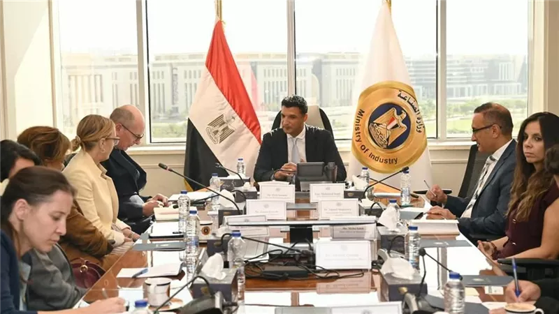 وزير الصناعة يبحث مع البنك الأوروبي دعم الطاقة المتجددة وترشيد المياه بالمصانع