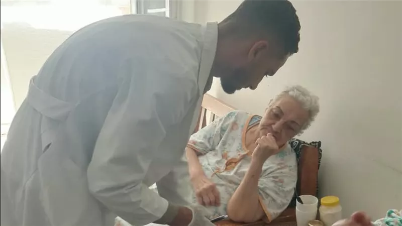 كلية الطب بجامعة الإسكندرية تنظم قافلة طبية شاملة لخدمة كبار السن بدار كريم 