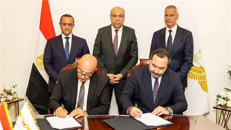 «الحنفي» يشهد توقيع بروتوكول تعاون بين المصرية للمطارات وأكاديمية مصر للطيران