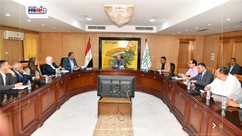 محافظ الفيوم يلتقي ممثلي روابط مستخدمي المياه للتعاون في حل مشكلات الري