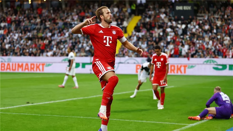 بايرن ميونخ يواصل مطاردة منافسيه بفوز بشق الأنفس في الدوري الألماني