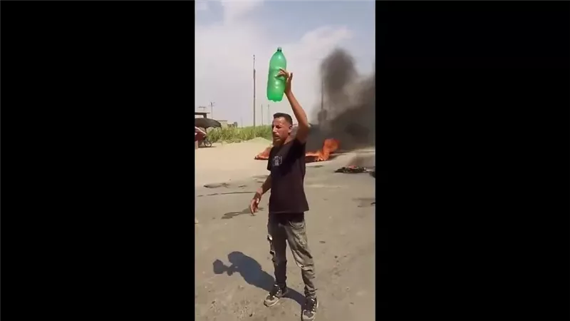 سوريا.. مواطن يسكب البنزين على نفسه احتجاجا على ارتفاع أسعار الوقود