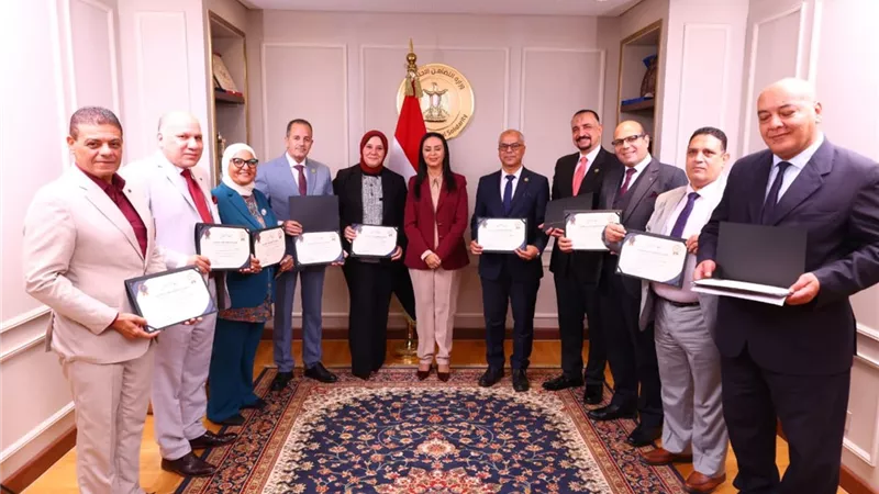 وزيرة التضامن تكرم فرق «ديارنا» والشكاوى والسكن البديل تقديرًا للتميز