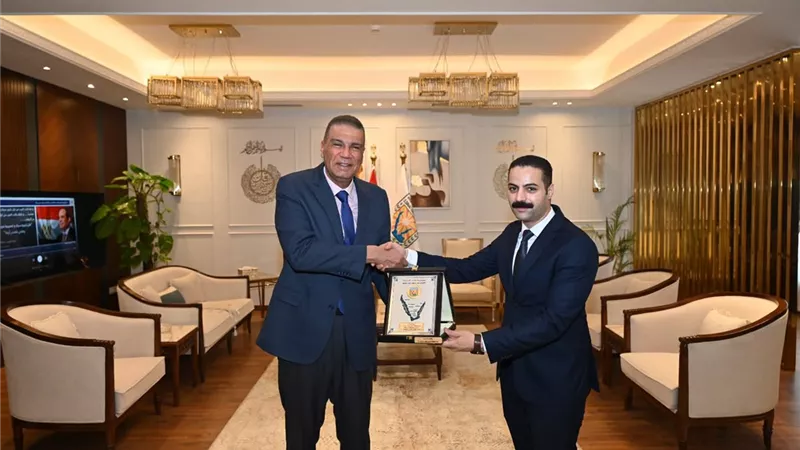 محافظ جنوب سيناء يستقبل مستشار هيئة مفوضي الدولة ويكرمه تقديرًا لجهوده