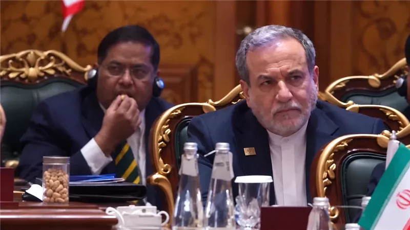 في مشهد عفوي.. مسؤولان هنديان يأكلان ويلعقان أصابعهما خلال قمة البريكس