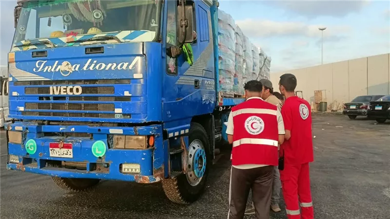 الهلال الأحمر المصري يطلق 4500 طن مساعدات غذائية وبترولية إلى غزة 