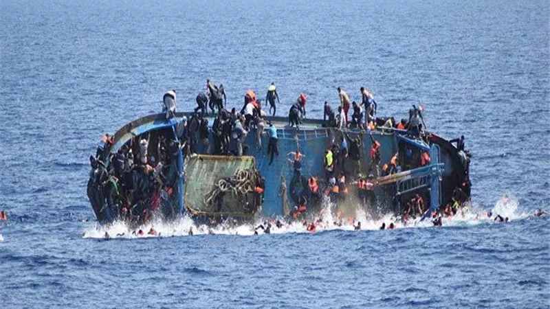 غرق قارب مهاجرين قبالة اليونان.. وفاة شخص وفقدان 25 آخرين