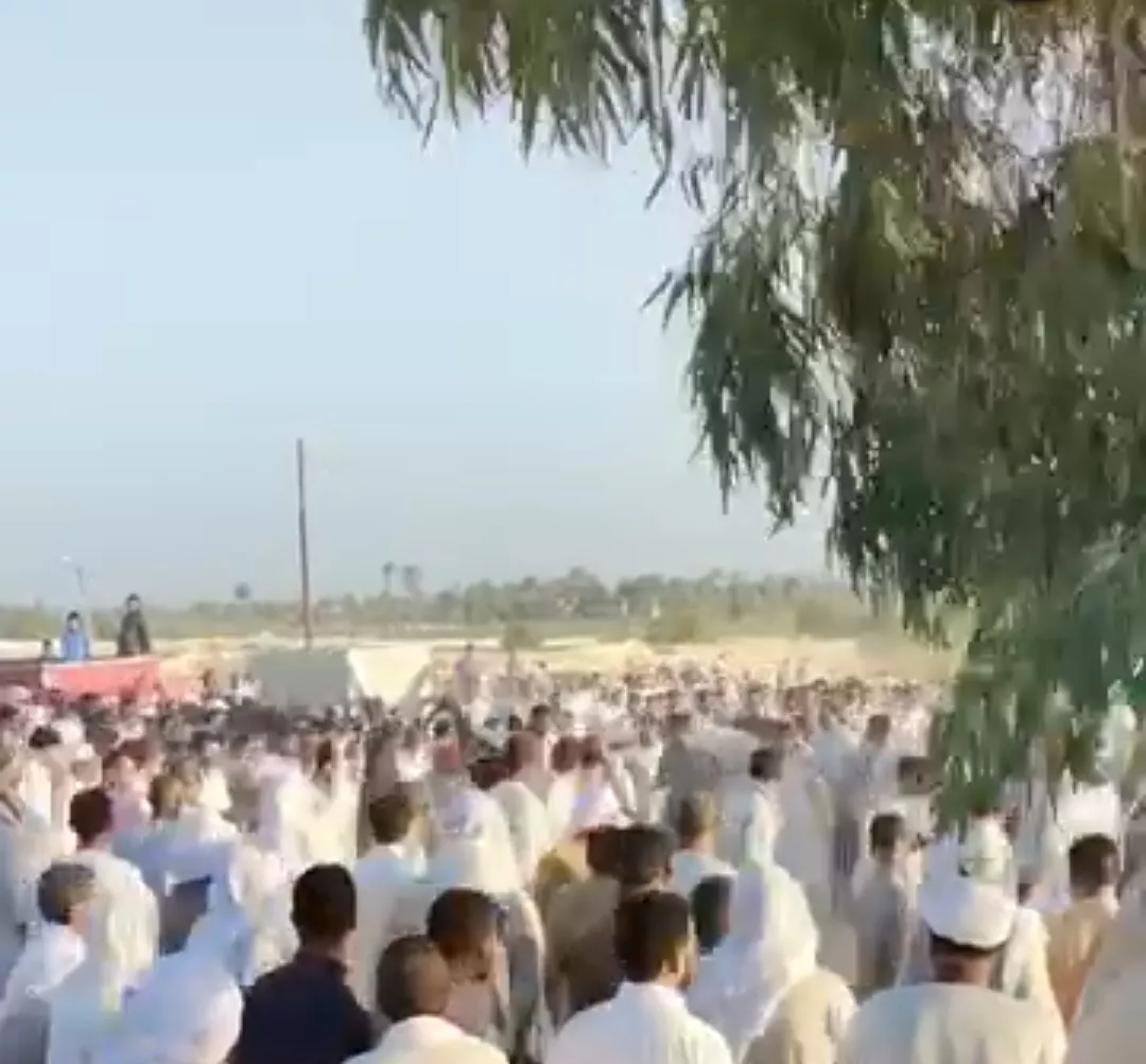 الآلاف من الفيوم يشيعون جثمان شاب لقى مصرعه داخل مزرعه بطريق الضبعة لسرقه سيارته