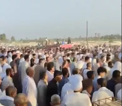 الآلاف من الفيوم يشيعون جثمان شاب لقى مصرعه داخل مزرعه بطريق الضبعة لسرقه سيارته