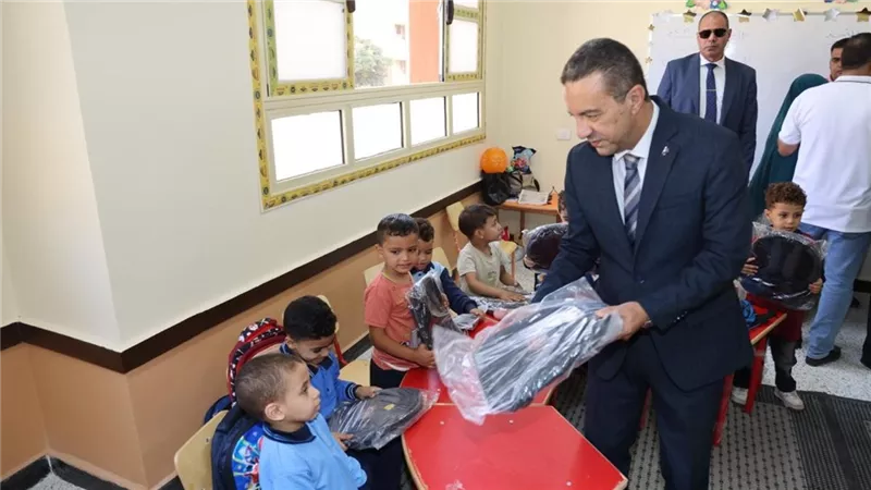 محافظة المنوفية توزع شنط وأدوات مدرسية كهدايا على الطلاب 
