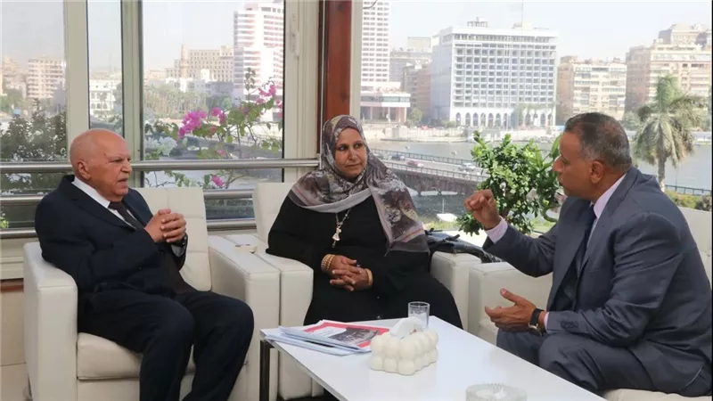 رحلتى عمرة تقديرًا لموقفهما.. نقيب المعلمين يكرم الأستاذة صالحة والأستاذ نادر