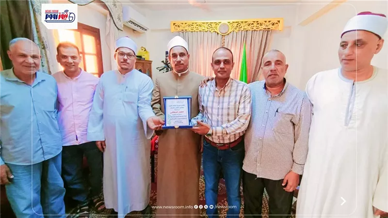 مدير أوقاف الفيوم يكرم مسئول الأمن بالمديرية تقديرًا لتفانيه 