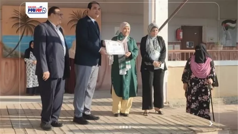 وكيل وزارة التربية والتعليم بالفيوم يكرم الفائزين في مسابقة أجمل حديقة مدرسية