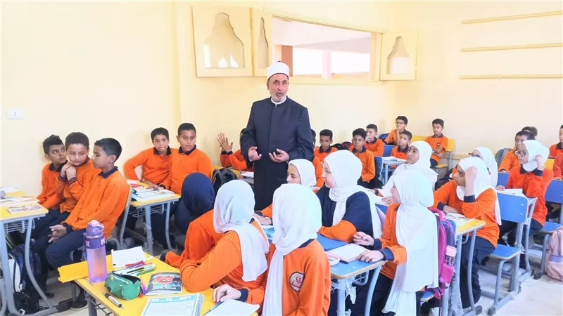 رئيس منطقة السويس الأزهرية يتفقد سير الدراسة بمجمع الدكتور محمد سيد طنطاوي