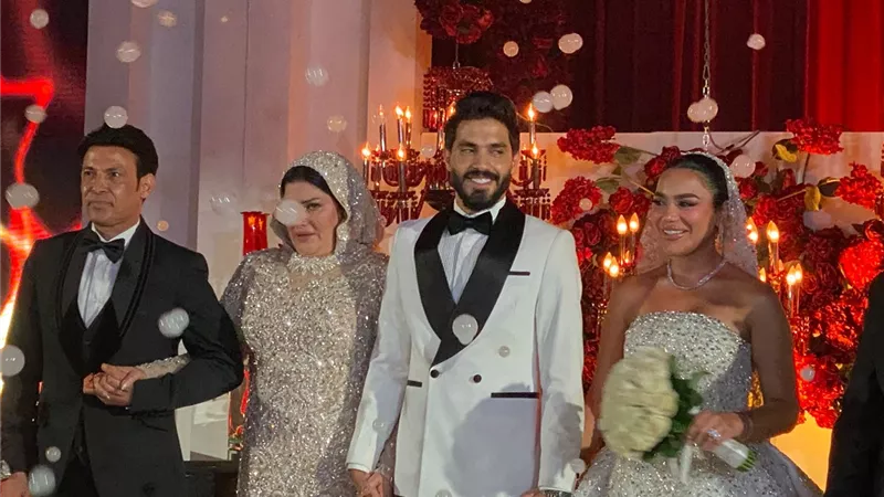 أبو العريس .. سعد الصغير وزوجته بصحبة نجلهما في حفل زفافه |صور
