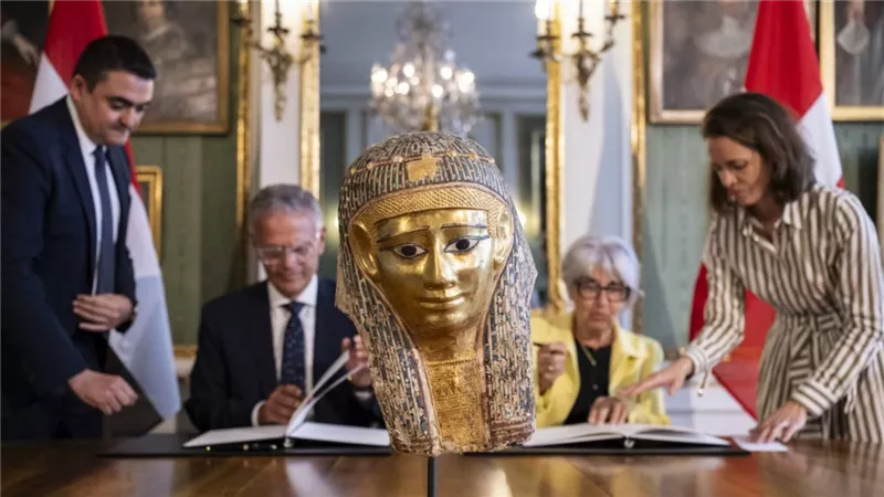 بعد ضبطه بالجمارك.. السلطات السويسرية تعيد قناع أثري نادر إلى مصر