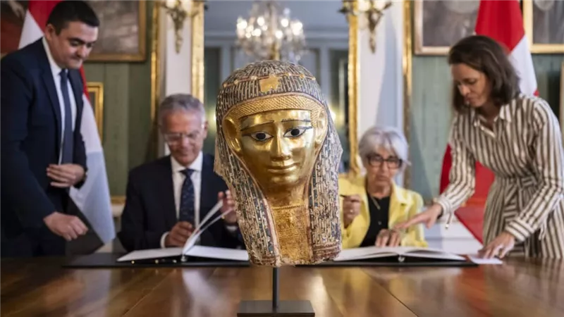 مصر تنجح في استرداد قناع ذهبي أثري من سويسرا          