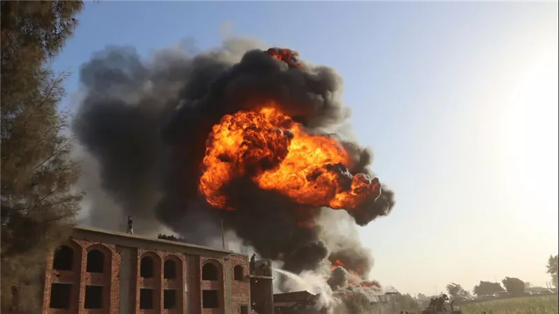 محافظ القليوبية يتابع حريقًا بمخزن مواد كيماوية بقرية سنديون بقليوب