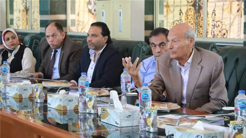 بحضور رئيس المجلس التصديري.. محافظ قنا يبحث فرص الاستثمار والتصنيع