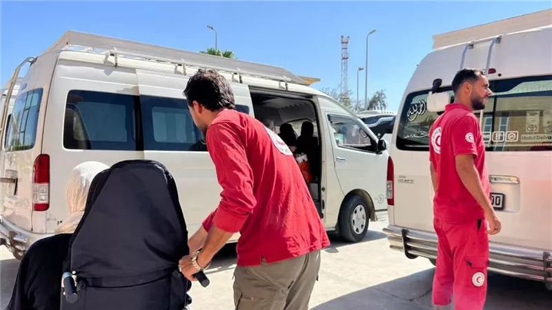 الهلال الأحمر المصري يستقبل الدفعة 84 من الجرحى والمرضى الفلسطينيين