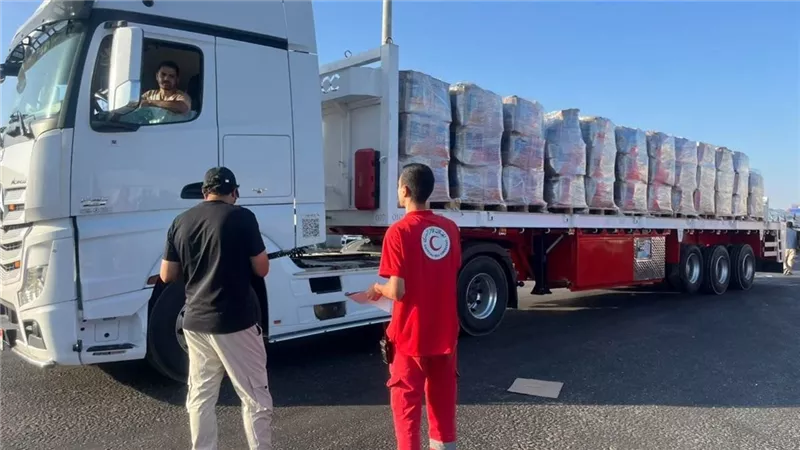 الهلال الأحمر يطلق قافلة «زاد العزة» 280 بحمولة تتجاوز 4,373 طنًا من المساعدات الغذائية والطبية