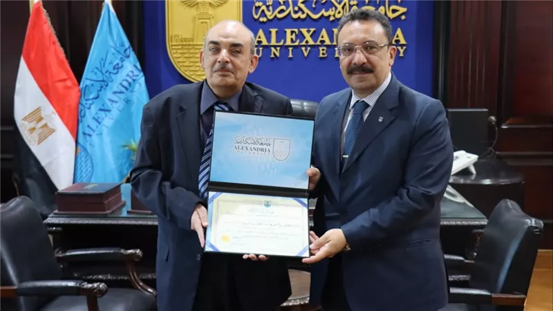 رئيس جامعة الإسكندرية يكرّم أول كفيف مصري يحصل على الماجستير في AI